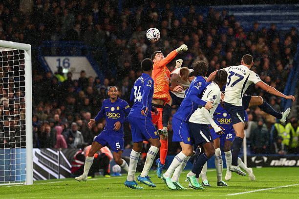 Mike Penders Backed to Bounce Back After Tottenham Own Goal